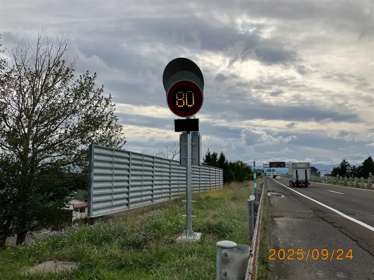道路標識・情報設備の実績：可変式速度規制標識工事